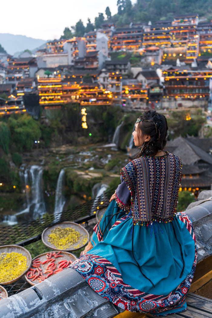 mujer mirando al horizonte en Ijiang China